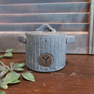 Theelichthouder potje met deksel van aardewerk in een beton grijze kleur, van het merk Brynxz uit de serie Majestic Vintage.