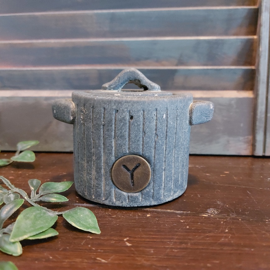 Theelichthouder potje met deksel van aardewerk in een beton grijze kleur, van het merk Brynxz uit de serie Majestic Vintage.