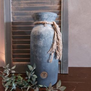 Bloemenvaas van aardewerk in een grijze kleur, van het merk Brynxz uit de serie Ancient Clay.