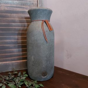 Vaas van aardewerk in een grijze betonlook van het merk Brynxz uit de serie Majestic Vintage.