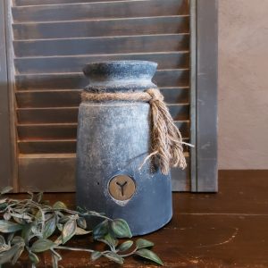 Bloemenvaas van aardewerk in een grijze kleur, van het merk Brynxz uit de serie Ancient Clay.