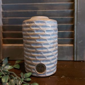 Bloemvaas van aardewerk in zachte kleurtinten, van het merk Brynxz uit de serie Jewel.