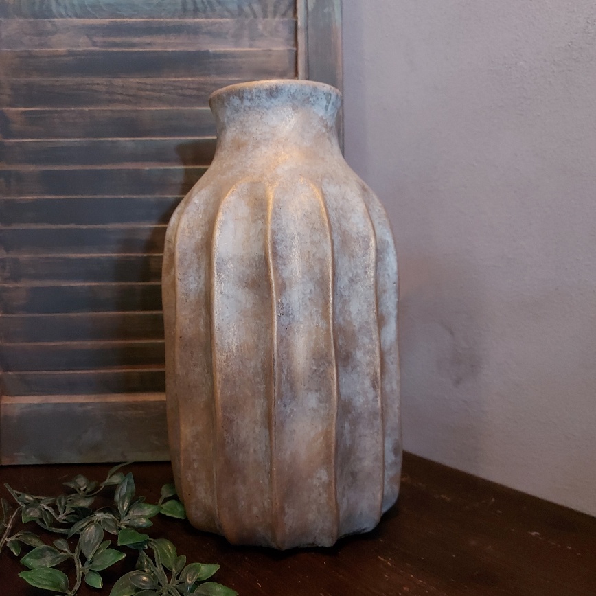 Bloemvaas van aardewerk in zachte kleurtinten, van het merk Brynxz uit de serie Jewel.