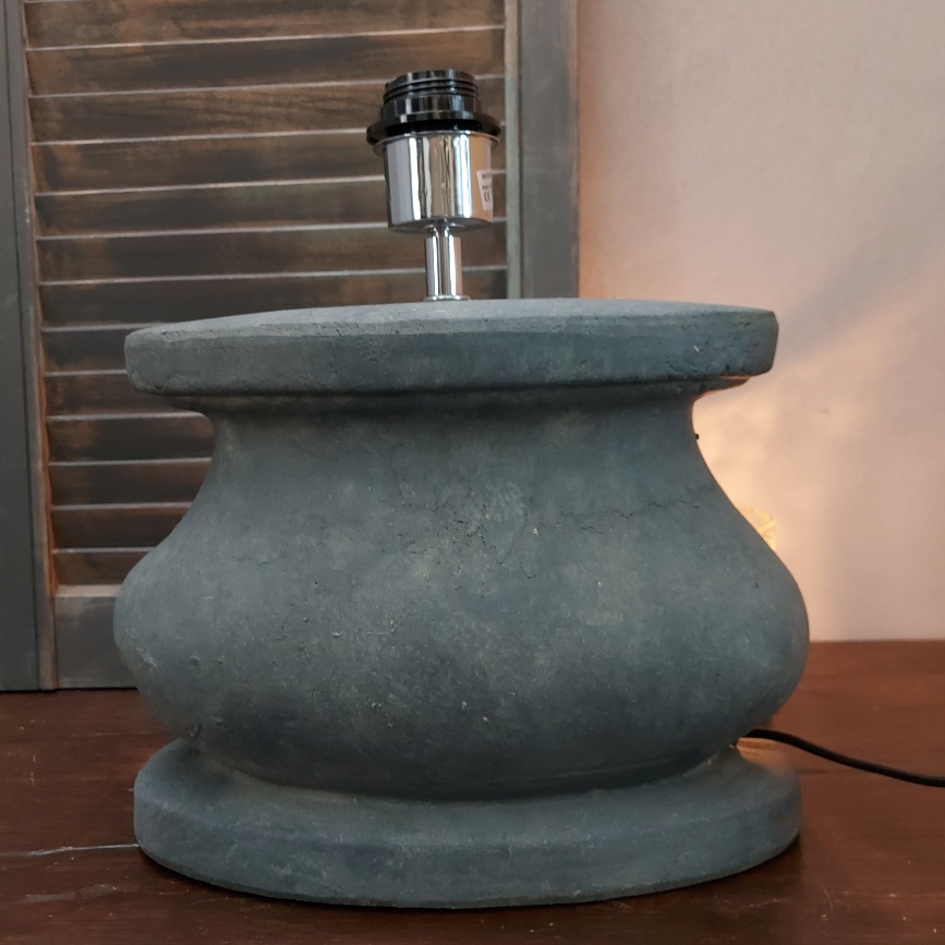 Ovale lampvoet van aardewerk in een grijze betonkleur, van het merk Brynxz uit de serie Majestic Vintage.