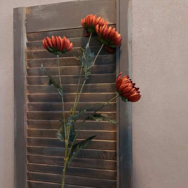 Twijg met roestbruine Chrysant zijdenbloemen van het merk Countryfield.