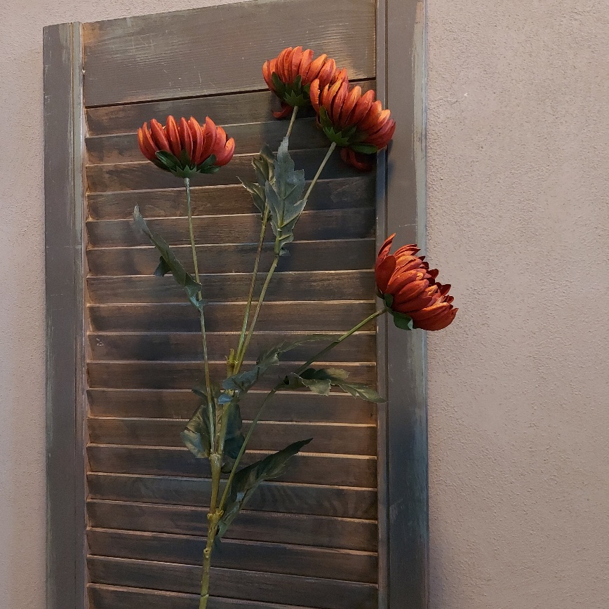 Twijg met roestbruine Chrysant zijdenbloemen van het merk Countryfield.
