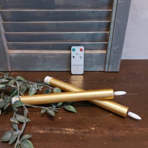 Set van twee goudkleurige dinerkaarsen op batterij met afstandsbediening, van het merk Countryfield.