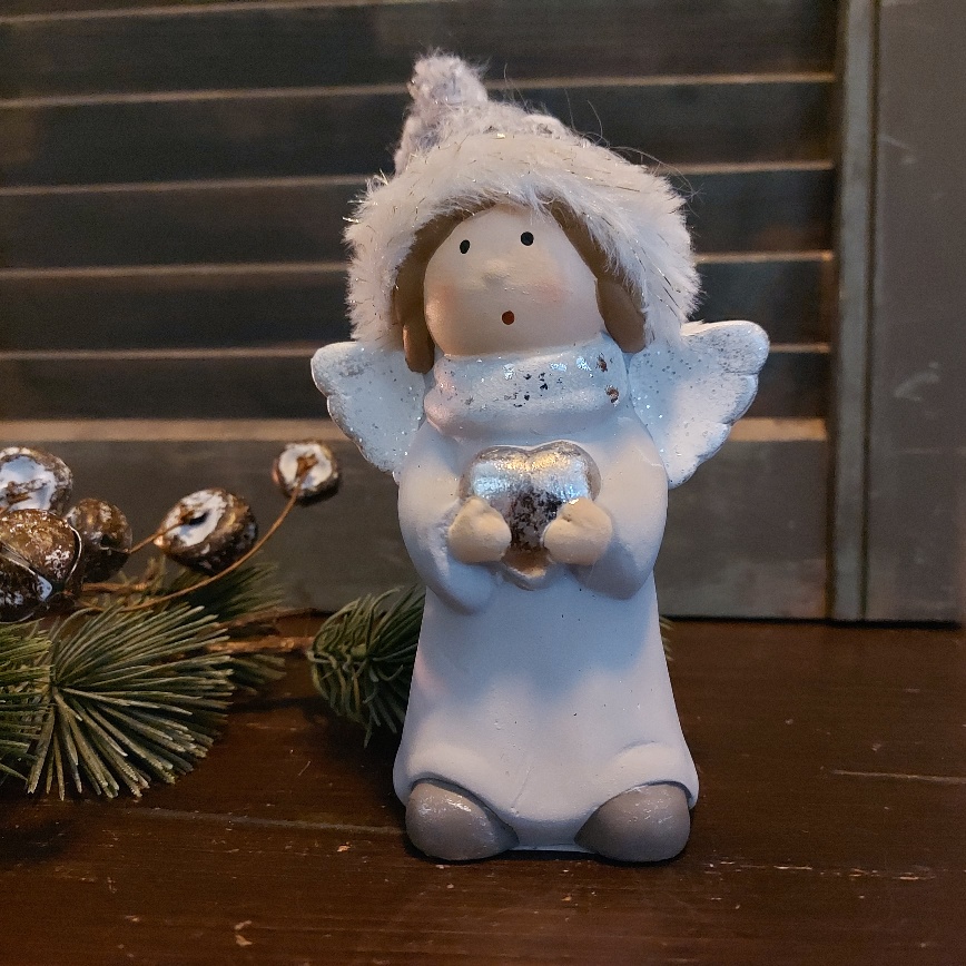 Engel met hartje van polystone in winterse pastelkleuren, van het merk Countryfield.