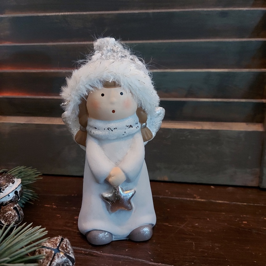 Engel met ster van polystone in winterse pastelkleuren, van het merk Countryfield.