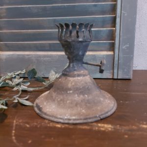 Kaarsenstandaard van metaal met een geroeste afwerking voor een dinerkaars, van het merk Countryfield.