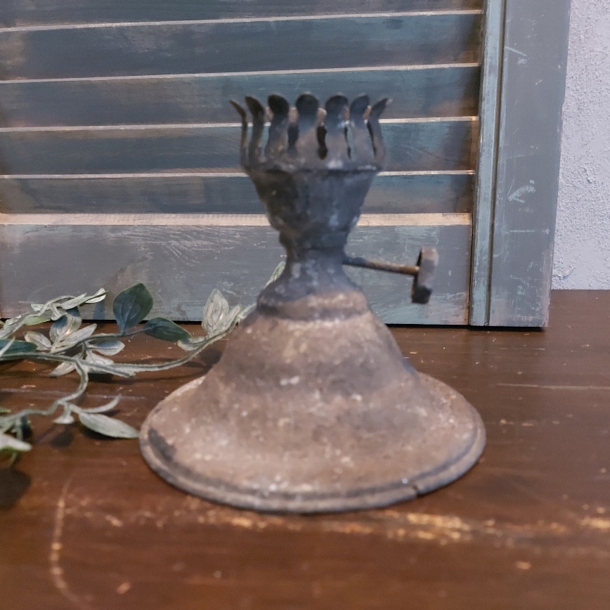 Kaarsenstandaard van metaal met een geroeste afwerking voor een dinerkaars, van het merk Countryfield.