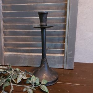 Kaarsenstandaard van zwart metaal voor een dinerkaars, van het merk Countryfield.