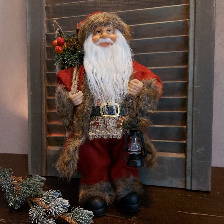 Grote kerstman met LED verlichting, gekleed in een rood vilten pak, van het merk Countryfield.