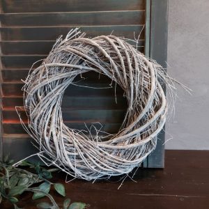 Krans van wilgentakken in een witte kleur, van het merk Countryfield.