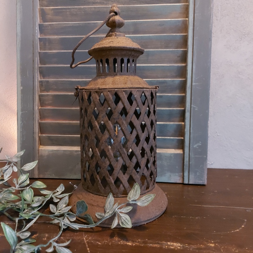 Lantaarn met LED verlichting op batterijen van metaal in een roest kleur, van het merk Countryfield.