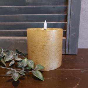 Led stompkaars van 10 cm doorsnede in een glanzend gouden kleur, van het merk Countryfield.