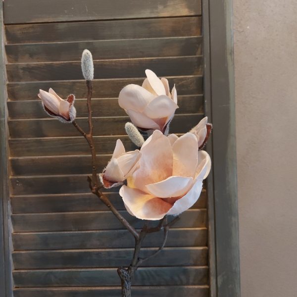 Magnolia kunstbloem in een zachte poeder roze van het merk Countryfield.