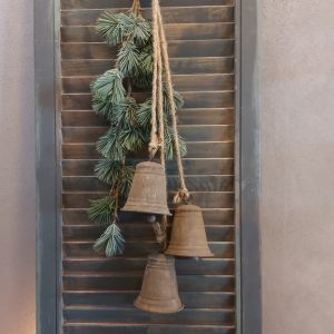 Drie bellen van zink aan een jute koord, kerstklokken van het merk Countryfield.