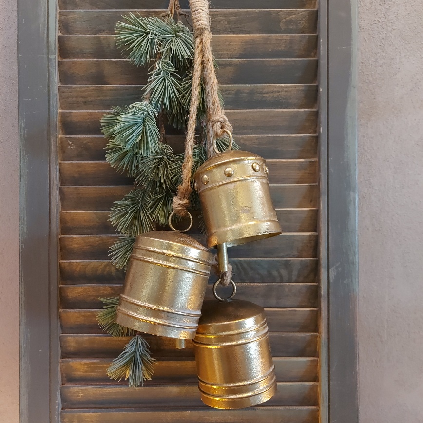 Drie gouden bellen van metaal aan een jute koord, kerstklokken van het merk Countryfield.