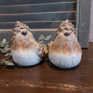 Set van twee vogels van Polystone in zachte bruintinten, van het merk Countryfield.