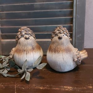 Set van twee vogels van Polystone in zachte bruintinten, van het merk Countryfield.