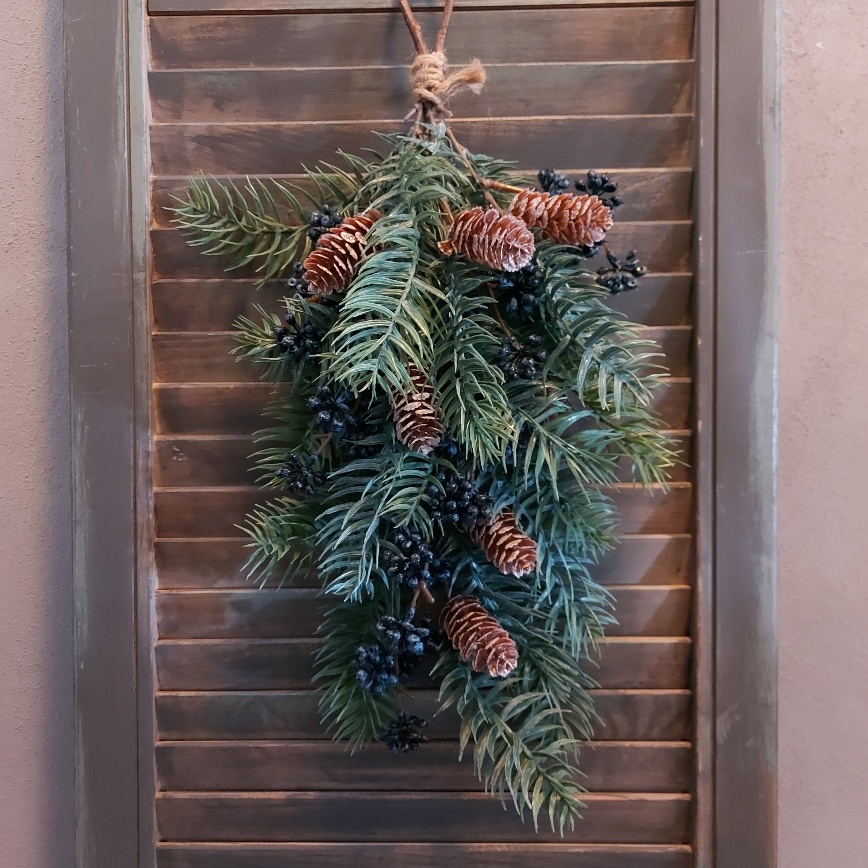Kerst toef met dennentakken, bessen en dennenappels van het merk Countryfield.