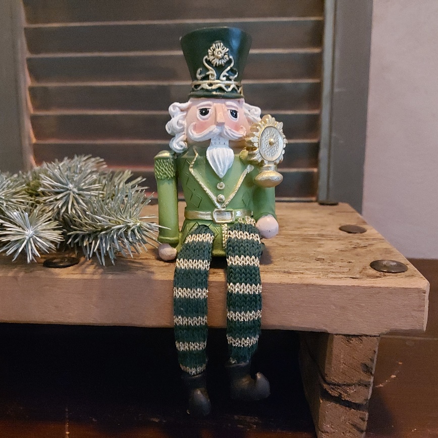 Notenkraker randzitter kerstdecoratie van aardewerk, van het merk Mansion Atmosphere.
