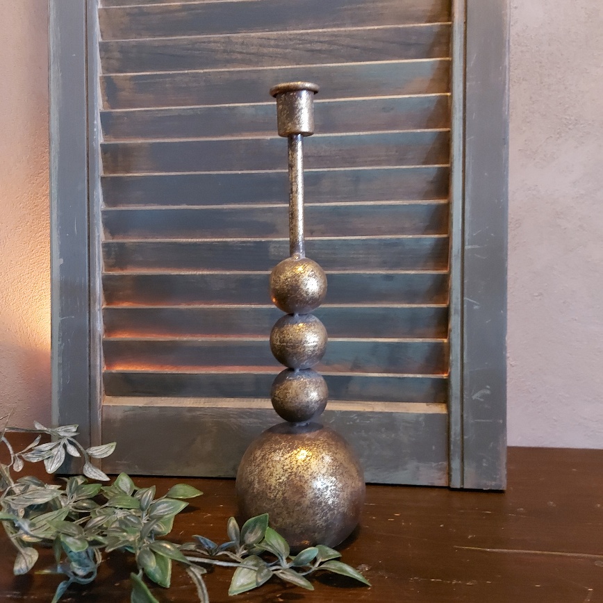 Kaarsenstandaard voor een dinerkaars van metaal in een brons kleur, van het merk Mansion Atmosphere.