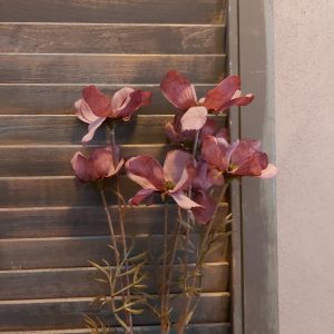 Kornoelje kunstbloem met zes bloemen in een aubergine kleur van het merk Sylxz van Brynxz.