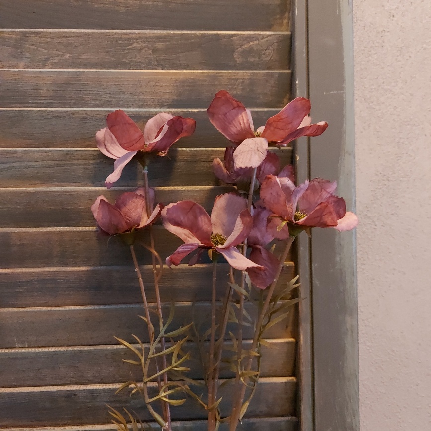 Kornoelje kunstbloem met zes bloemen in een aubergine kleur van het merk Sylxz van Brynxz.