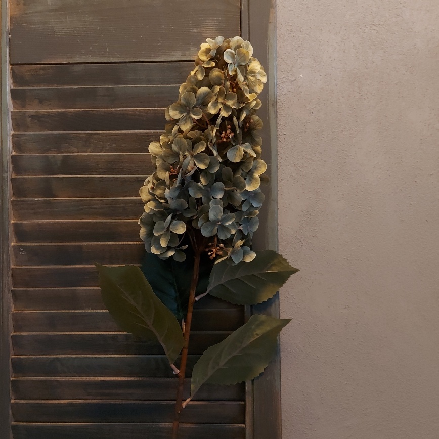 Pluim hortensia kunstbloem in een vaal groene kleur van het merk Sylxz van Brynxz.