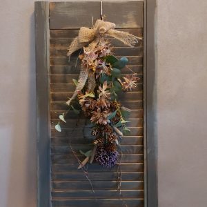 Hand gebonden toef met herfstbloemen van zijde. Exclusief verkrijgbaar bij Creatieve Decoraties Voor Jou.