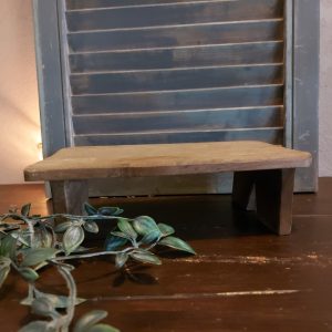 Plateau op pootjes van donkerbruin hout.