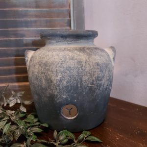 Bloemenvaas van aardewerk in een grijze kleur, van het merk Brynxz uit de serie Ancient Clay.