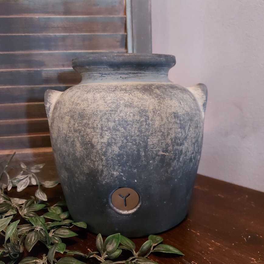 Bloemenvaas van aardewerk in een grijze kleur, van het merk Brynxz uit de serie Ancient Clay.