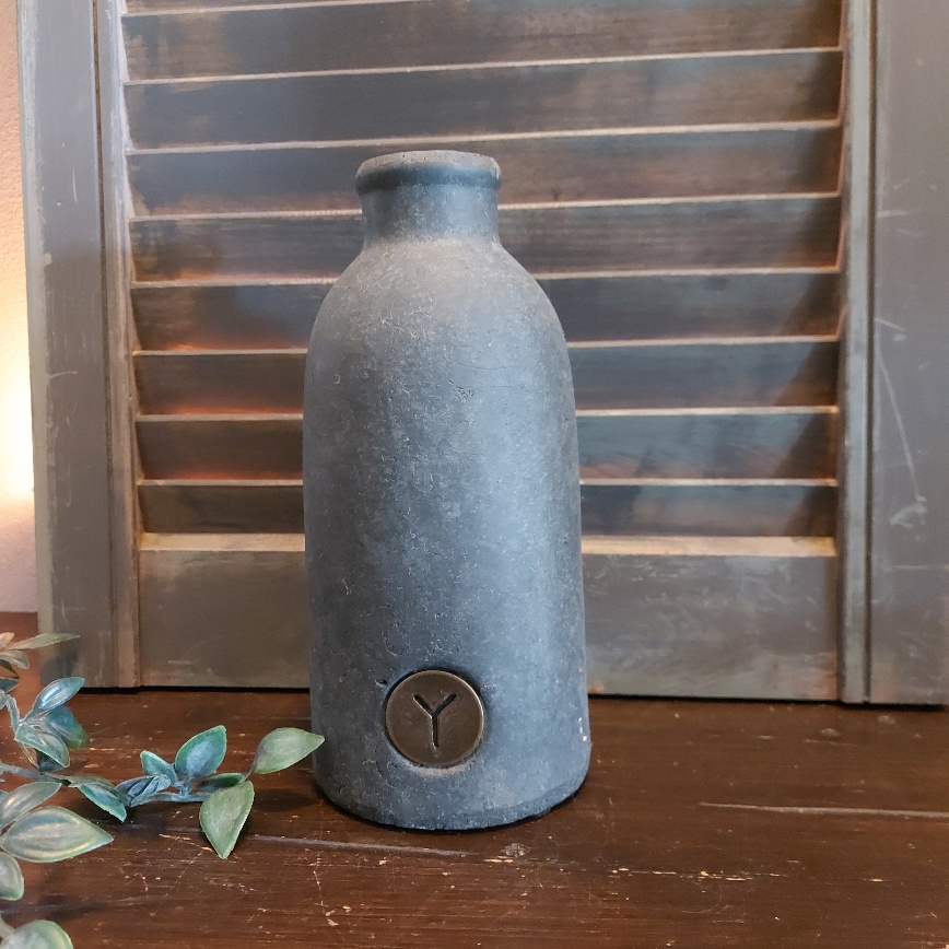 Fles van aardewerk in een grijze kleur, van het merk Brynxz uit de serie Majestic Vintage.