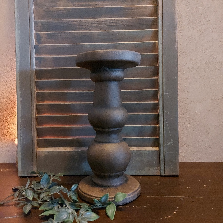 Baluster kandelaar van aardewerk in een beton grijze kleur, van het merk Brynxz uit de serie Majestic Brown.