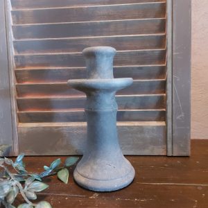 Kandelaar voor dinerkaars van aardewerk in een stoere betonlook. Uit de nieuwe collectie Majestic Vintage van het merk Brynxz.