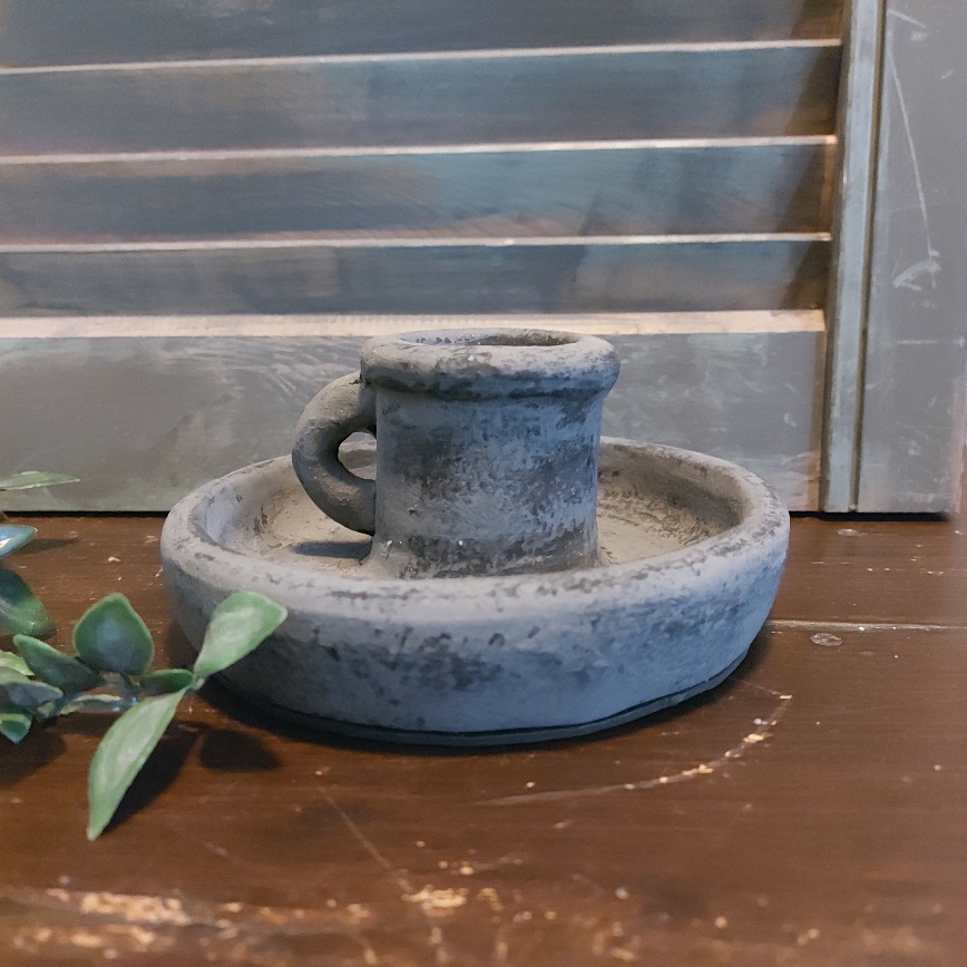 Kandelaar van aardewerk in in donkergrijze kleur voor een kaars van 7 cm, van het merk Brynxz.