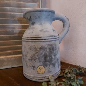 Kruik met oor van aardewerk in een matte donkergrijze kleur, van het merk Brynxz uit de serie Stone Black.