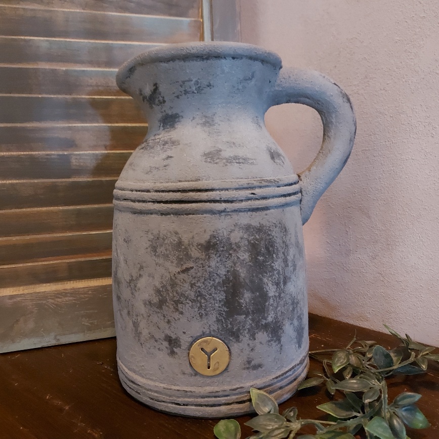 Kruik met oor van aardewerk in een matte donkergrijze kleur, van het merk Brynxz uit de serie Stone Black.