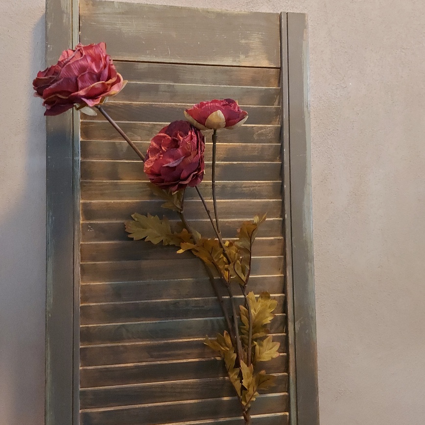 Ranonkel zijdebloem met 3 bloemen in een bordeauxrode kleur van het merk Brynxz.