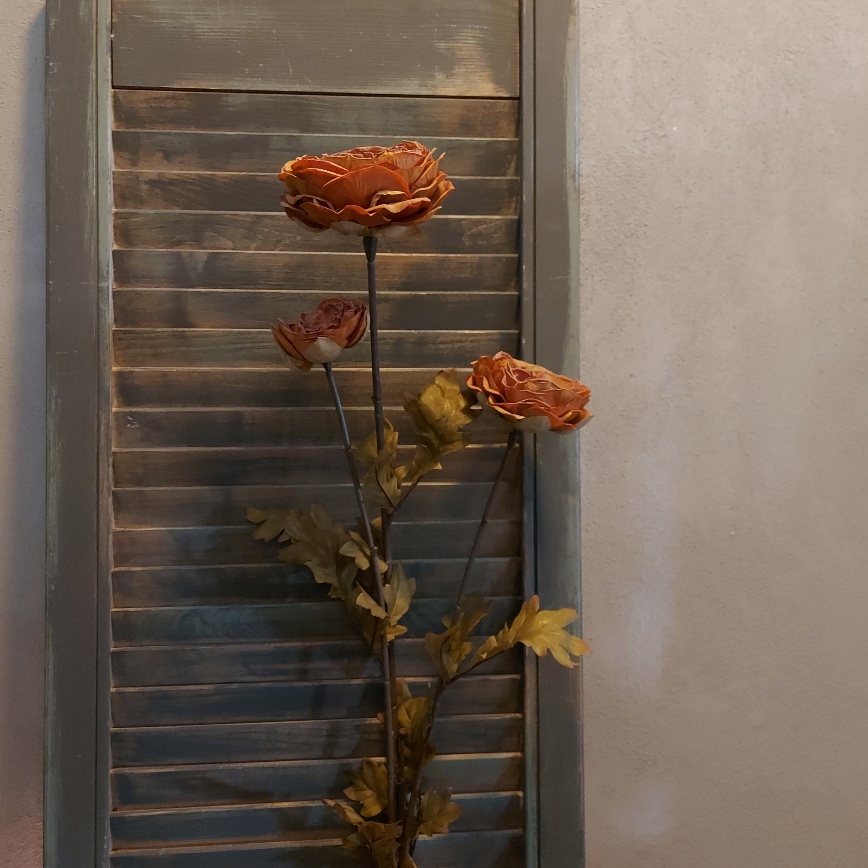 Ranonkel zijdebloem met 3 bloemen in een bruine kleur van het merk Brynxz.