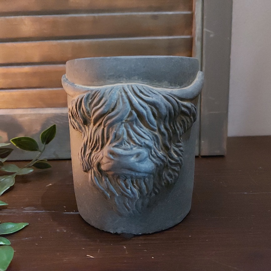 Theelichthouder van aardewerk in een beton grijze kleur met de kop van een Schotse Hooglander, van het merk Brynxz uit de serie Majestic Vintage.