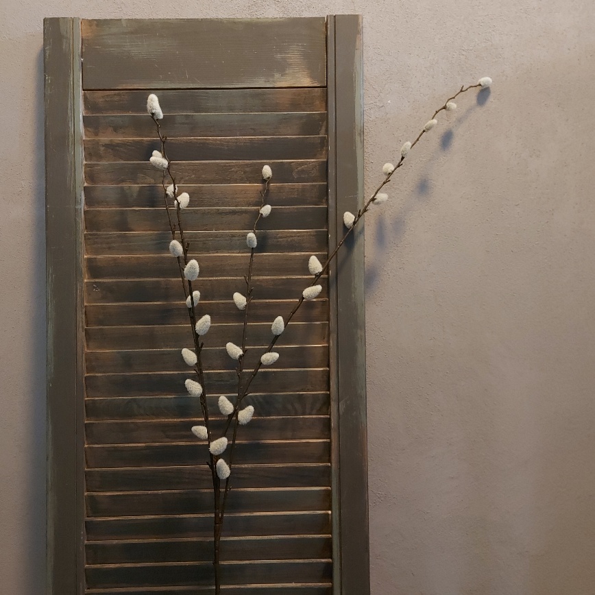 Twijg met wilgen katjes in een kunstvariant, van het merk Brynxz.