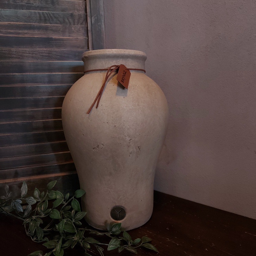 Vaas van aardewerk in een zachte taupe kleur, van het merk Brynxz uit de serie Majestic Taupe.