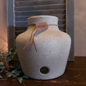 Vaas van aardewerk in een zachte taupe kleur, van het merk Brynxz uit de serie Majestic Taupe.