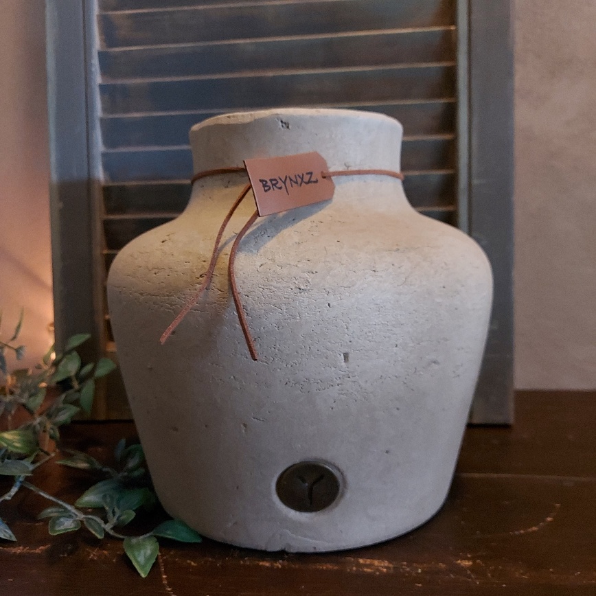 Vaas van aardewerk in een zachte taupe kleur, van het merk Brynxz uit de serie Majestic Taupe.