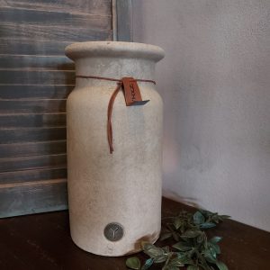 Vaas van aardewerk in een zachte taupe kleur, van het merk Brynxz uit de serie Majestic Taupe.