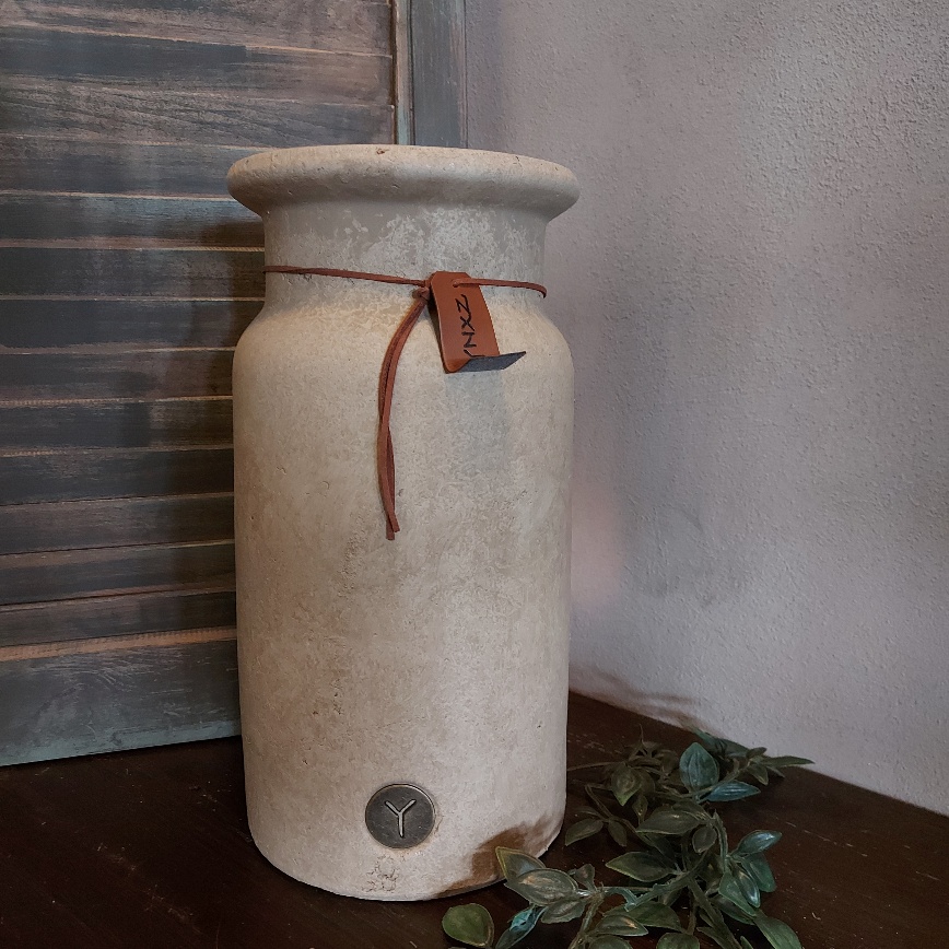 Vaas van aardewerk in een zachte taupe kleur, van het merk Brynxz uit de serie Majestic Taupe.